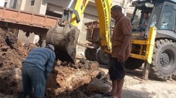 إصلاح خط مياه قطر 12 بوصة في كفر الشيخ .. صور