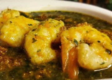 الملوخية بالجمبري.. نكهة البحر مع الطعم المصري