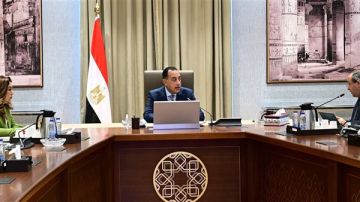 رئيس الوزراء يتابع مع محافظ بورسعيد عددا من المشروعات الاستثمارية الجاري تنفيذها رئيس الوزراء يتابع مع محافظ بورسعيد عددا من المشروعات الاستثمارية الجاري تنفيذها