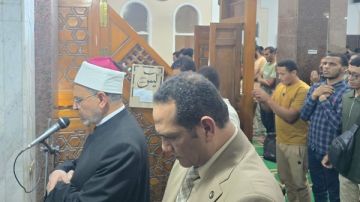 رئيس جامعة الأزهر ونائب شئون التعليم يؤديان صلاتي المغرب والعشاء وسط الطلاب بمسجد المدينة رئيس جامعة الأزهر ونائب شئون التعليم يؤديان صلاتي المغرب والعشاء وسط الطلاب بمسجد المدينة