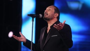 علي الحجار يبكي أثناء غنائه لفلسطين في مهرجان الموسيقى العربية علي الحجار يبكي أثناء غنائه لفلسطين في مهرجان الموسيقى العربية