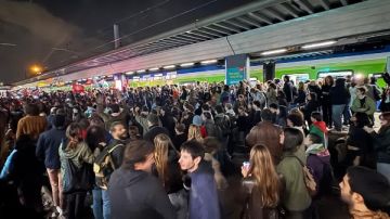 ميلانو تشتعل بتظاهرات مؤيدة لفلسطين.. اقتحام محطة القطارات وإضراب عام يشل إيطاليا صور ميلانو تشتعل بتظاهرات مؤيدة لفلسطين.. اقتحام محطة القطارات وإضراب عام يشل إيطاليا صور