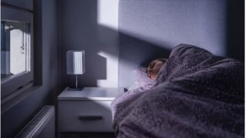 دراسة تحذر: ضوء الهاتف أو التلفاز ليلا قد يدمر القلب