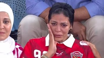 دموع زوجة علي زين تخطف الأنظار في نهائي مونديال اليد دموع زوجة علي زين تخطف الأنظار في نهائي مونديال اليد