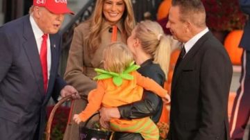 كيف احتفل ترامب وميلانيا بـ الهالوين مع الأطفال فى البيت الأبيض؟.. صور كيف احتفل ترامب وميلانيا بـ الهالوين مع الأطفال فى البيت الأبيض؟.. صور