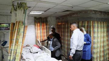 محافظ أسوان يزور طلاب جامعة بنها المصابين فى حادث طريق أبوسمبل.. ويحيل واقعةالحادث للتحقيق صور محافظ أسوان يزور طلاب جامعة بنها المصابين فى حادث طريق أبوسمبل.. ويحيل واقعةالحادث للتحقيق صور