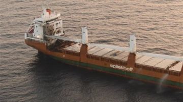 مصرع أحد أفراد طاقم سفينة شحن هولندية هاجمتها ميليشيا الحوثي مصرع أحد أفراد طاقم سفينة شحن هولندية هاجمتها ميليشيا الحوثي