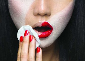  أوعي تنامي قبل ماتمسحيه .. نصائح العناية بالبشرة وإزالة المكياج قبل النوم