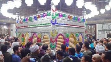 المصريون يبدأون احتفالاهم بذكرى استقرار رأس الإمام الحسين