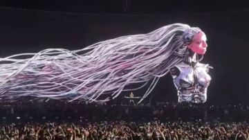 حفلة قلبت السوشيال.. 15 ألف أجنبي ومصري يحتفلون فوق سفح الأهرامات حفلة قلبت السوشيال.. 15 ألف أجنبي ومصري يحتفلون فوق سفح الأهرامات