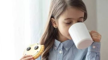 تحذير للأهالي .. 7 أضرار خطيرة تحدث لأطفالك عند شرب الشاي والقهوة