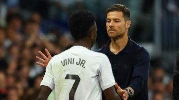 تصرف مفاجئ من ريال مدريد بشأن أزمة فينيسيوس وألونسو بعد الكلاسيكو تصرف مفاجئ من ريال مدريد بشأن أزمة فينيسيوس وألونسو بعد الكلاسيكو