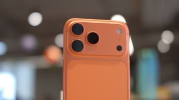 تغير لون آيفون 17 برو البرتقالي يثير جدلا بين المستخدمين.. إليك السبب الغريب