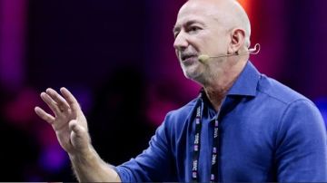 ثورة صناعية أم فقاعة متضخمة؟.. جيف بيزوس يكشف حقيقة مستقبل الذكاء الاصطناعي ثورة صناعية أم فقاعة متضخمة؟.. جيف بيزوس يكشف حقيقة مستقبل الذكاء الاصطناعي