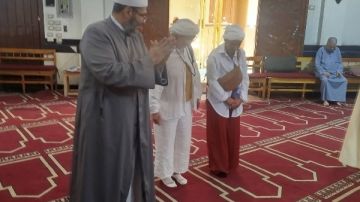 سائحتان فرنسيتان تبحثان عن سر القبلة وجمال الإسلام بمسجد الوحشي بالأقصر صور