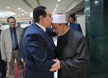 شيخ الأزهر يستقبل رئيس جامعة القاهرة لبحث سبل تعزيز التعاون العلمي والثقافي شيخ الأزهر يستقبل رئيس جامعة القاهرة لبحث سبل تعزيز التعاون العلمي والثقافي