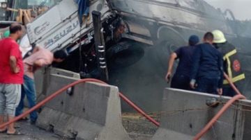 اشتعال سيارتي نقل في حادث تصادم وإصابة شخصين أعلى الإقليمي