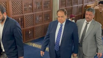 النائب محمد أبو العينين يحضر جنازة أحمد عمر هاشم في الجامع الأزهر