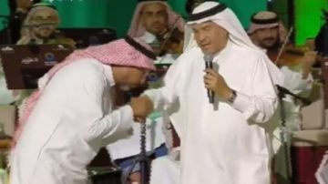 بالزي السعودي الموسيقار هاني فرحات يقبل يد محمد عبده.. ما القصة؟