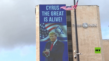 تعليق العلم الأمريكي وصور ترامب في شوارع القدس استعدادا لزيارته