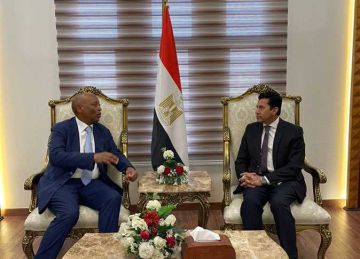 وزير الرياضة يلتقي رئيس الاتحاد الأفريقي لكرة القدم