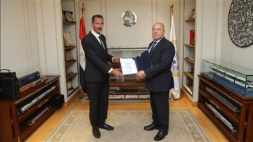 شهادة تقدير ومكافأة مالية.. وزير النقل يكرم سائق أعاد حقيبة بها مليون جنيه لراكبتين أجنبيتين شهادة تقدير ومكافأة مالية.. وزير النقل يكرم سائق أعاد حقيبة بها مليون جنيه لراكبتين أجنبيتين