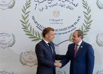 ماكرون يكسر البروتوكول في قمة شرم الشيخ للسلام.. لماذا استقبل السيسي بكل هذا الود؟ (خبير نفسي يفسر) ماكرون يكسر البروتوكول في قمة شرم الشيخ للسلام.. لماذا استقبل السيسي بكل هذا الود؟ (خبير نفسي يفسر)