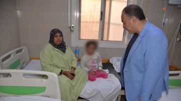 محافظ أسيوط يزور الأطفال المصابين في حادث سقوط تروسيكل بمنقباد ويطمئن على حالتهم الصحية