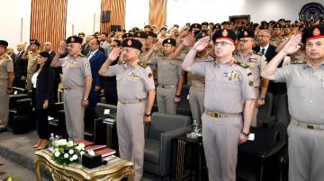 وزير الدفاع يشهد مناقشة البحث الرئيسى لمركز الدراسات الإستراتيجية للقوات المسلحة وزير الدفاع يشهد مناقشة البحث الرئيسى لمركز الدراسات الإستراتيجية للقوات المسلحة