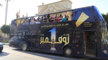 أتوبيسات مكشوفة تجوب القاهرة للترويج للمتحف المصري الكبير (صور) أتوبيسات مكشوفة تجوب القاهرة للترويج للمتحف المصري الكبير (صور)