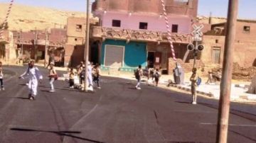 أهالى العوينية يشكرون محافظ أسوان لاستجابته لرصف وإنارة مزلقان القرية أهالى العوينية يشكرون محافظ أسوان لاستجابته لرصف وإنارة مزلقان القرية