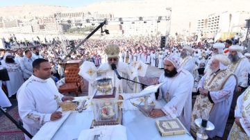 البابا تواضروس يصلي القداس الإلهي في كاتدرائية بدرنكة بمشاركة الآلاف