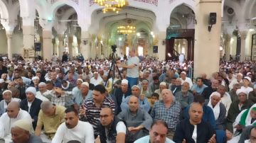 تزامنا مع ختام مولده.. الآلاف يؤدون صلاة الجمعة بمسجد الدسوقي صور