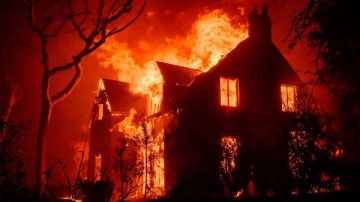 حريق هائل يلتهم دير تاريخي في إيطاليا