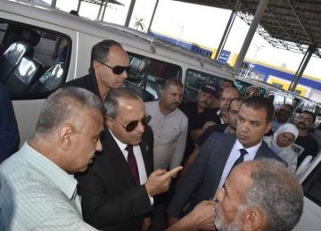 محافظ بورسعيد يتفقد الميناء البري لمتابعة تطبيق التعريفة الجديدة للركوب محافظ بورسعيد يتفقد الميناء البري لمتابعة تطبيق التعريفة الجديدة للركوب