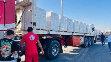 الهلال الأحمر يطلق قافلة زاد العزة 56.. 8300 طن مساعدات للفلسطينيين