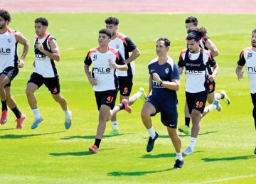 تدريبات بدنية للاعبي الزمالك البدلاء والمستبعدين أمام ديكيداها تدريبات بدنية للاعبي الزمالك البدلاء والمستبعدين أمام ديكيداها