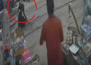 مراقب برج ينقذ سيدة من الموت تحت عجلات قطار في المنيا (فيديو) مراقب برج ينقذ سيدة من الموت تحت عجلات قطار في المنيا (فيديو)