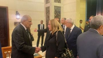 الكاتبة الصحفية إلهام أبو الفتح والمهندس محسن صلاح في عزاء شقيقة المهندس إبراهيم محلب صور