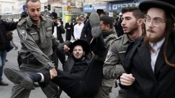 الموت أفضل من الجيش.. آلاف الحريديم يتظاهرون في إسرائيل الموت أفضل من الجيش.. آلاف الحريديم يتظاهرون في إسرائيل