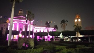 جامعة القاهرة تضيء مبناها التاريخي تضامنا مع شهر أكتوبر الوردي لمكافحة سرطان الثدي