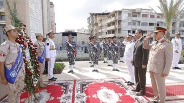 محافظ دمياط يضع إكليل الزهور على النصب التذكارى