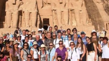 مدينة أبوسمبل تشهد انتعاشة سياحية قبل ساعات من ظاهرة تعامد الشمس على وجه الملك رمسيس الثاني.. شاهد