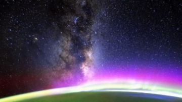 مشهد سماوي مدهش.. قافلة ستارلينك تظهر وسط الشفق القطبي ما القصة؟ مشهد سماوي مدهش.. قافلة ستارلينك تظهر وسط الشفق القطبي ما القصة؟