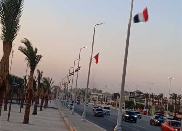 أعلام ولافتات ترحيب بضيوف مصر على الطرق والمحاور المؤدية للمتحف المصري الكبير في الجيزة