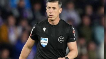 جرادو حكما لمباراة الكلاسيكو بين ريال مدريد الإسباني وبرشلونة جرادو حكما لمباراة الكلاسيكو بين ريال مدريد الإسباني وبرشلونة