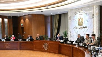 رئيس الوزراء يتابع موقف مشروعات تطوير البنى التحتية وأنظمة التأمين بالمطارات