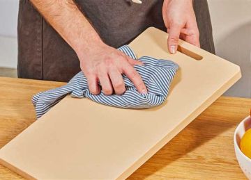 ريحة الثوم هتروح .. حيلة سحرية لتنظيف لوح التقطيع البلانشة (مكونات غير متوقعة)  ريحة الثوم هتروح .. حيلة سحرية لتنظيف لوح التقطيع البلانشة (مكونات غير متوقعة)