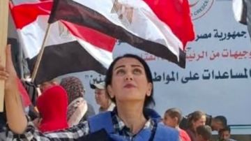 صحفية فلسطينية ترفع علم مصر بعد نجاح مفاوضات شرم الشيخ صحفية فلسطينية ترفع علم مصر بعد نجاح مفاوضات شرم الشيخ
