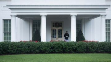 اعتقال رجل صدم بسيارته حاجزا أمنيا خارج البيت الأبيض اعتقال رجل صدم بسيارته حاجزا أمنيا خارج البيت الأبيض